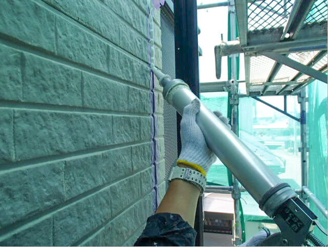 目地コーキング打ち替えは松山市で高品質な外壁塗装が自慢のリフォームストアにおまかせください