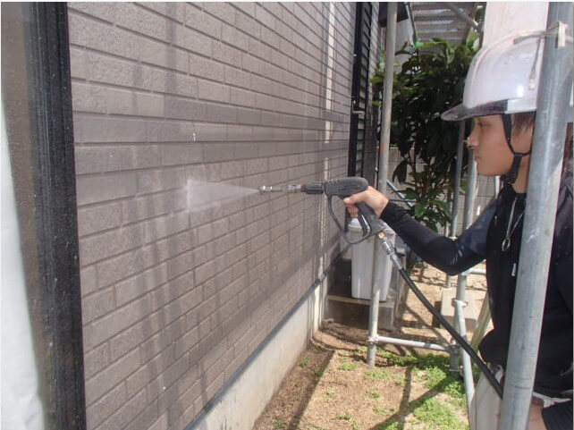 高圧洗浄は大洲市で高品質な外壁塗装が自慢のリフォームストアにおまかせください
